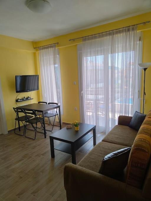 Poolview Apartment Ofrinion Ngoại thất bức ảnh
