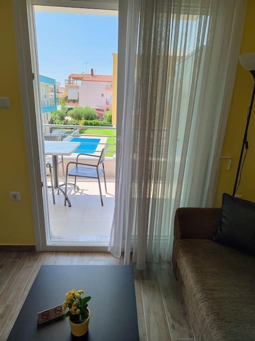 Poolview Apartment Ofrinion Ngoại thất bức ảnh